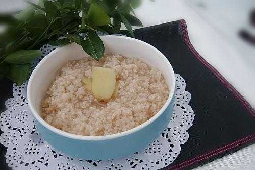 糯米生姜一起煮湯（生姜片和糯米一起煮飯）