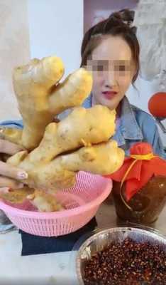 美女啃生姜（女子把姜當(dāng)飯吃）